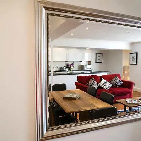 Konukevi The Helaina 5*